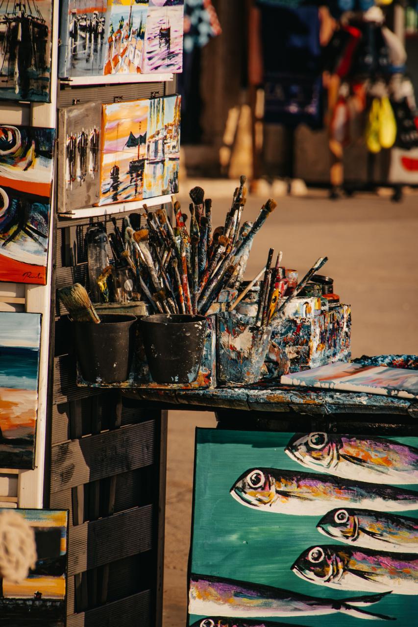 Puesto de arte con pinturas y pinceles en Los Cabos