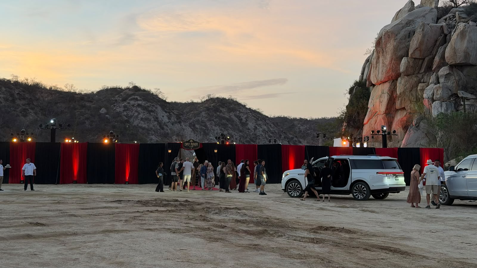 Chofer de Brumea recibiendo huéspedes en un evento en Los Cabos al atardecer