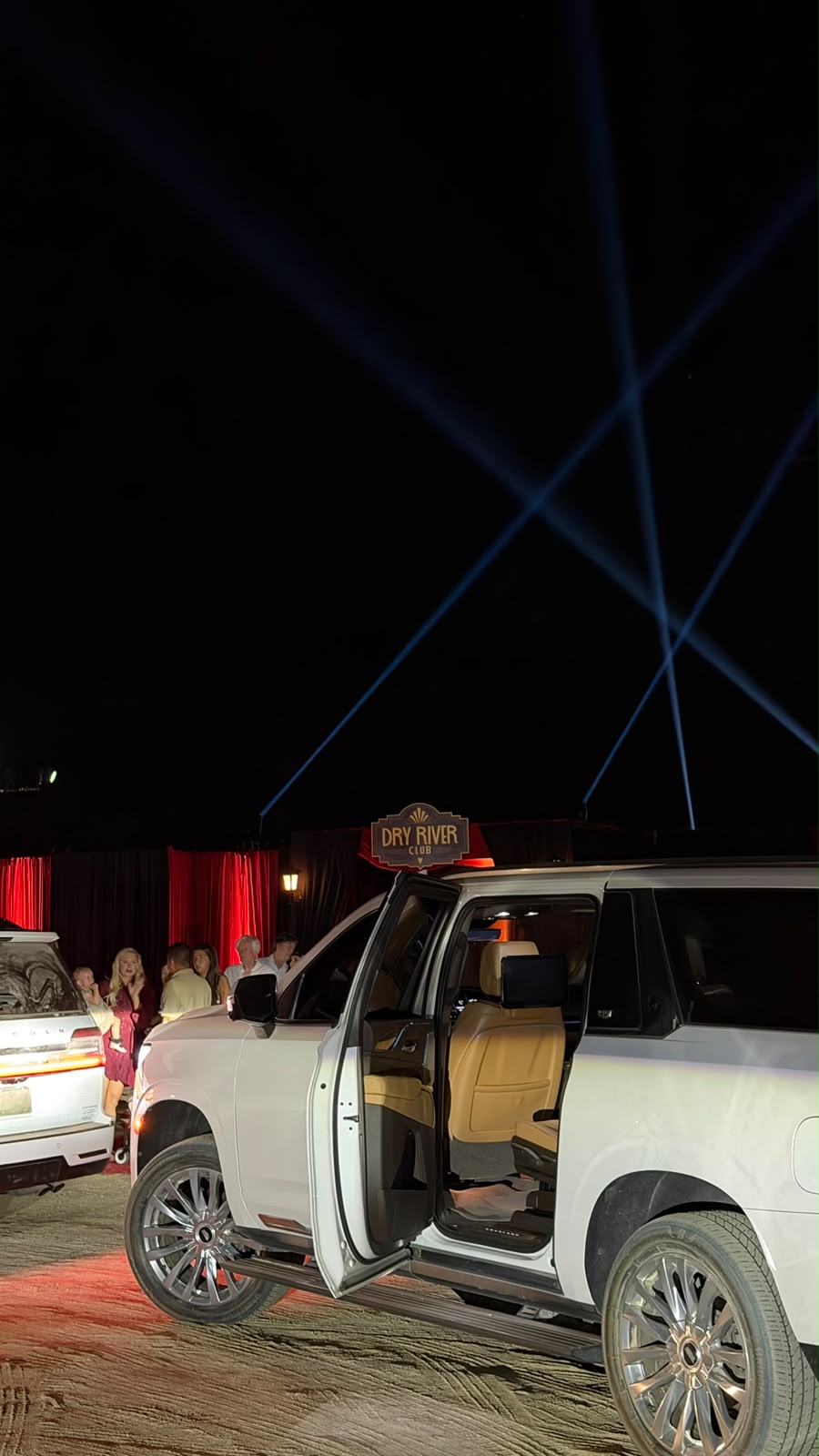 Cadillac Escalade de Brumea en la entrada del Dry River Club, Los Cabos