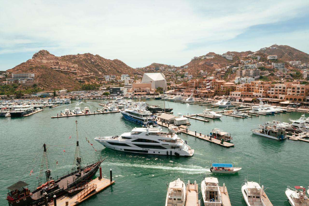 Marina de Cabo San Lucas con yates
