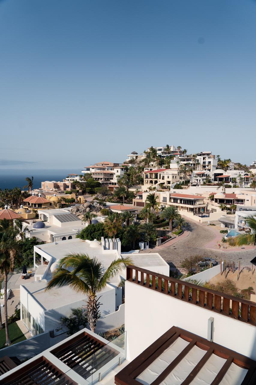 Villas blancas en la ladera del Pedregal, Cabo San Lucas