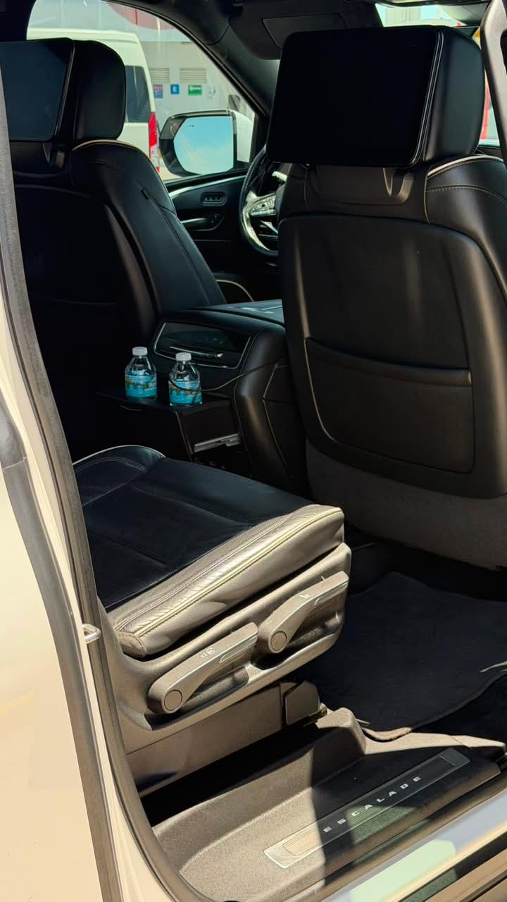 Escalade interior 4