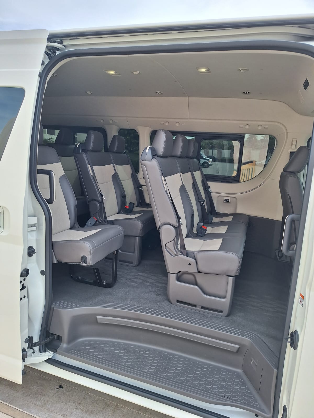 Hiace asientos lado